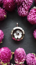Lade das Bild in den Galerie-Viewer, Rundes silbernes Aromamedaillon mit ausgeschnittener Hibiskusblüte, umgeben von pinken Trockenblüten
