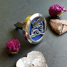 Lade das Bild in den Galerie-Viewer, Duftanhänger in Blumenform mit blauem Filzeinsatz, aufgestellt auf schwarzem Untergrund neben getrockneten pinken Blüten und einem silbernen Deko-Herz.