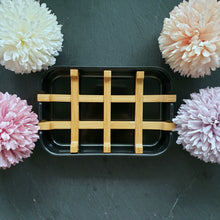 Lade das Bild in den Galerie-Viewer, Leere, schwarze Seifenschale mit Bambuseinsatz, dekorativ von vier bunten Blumen umrahmt.