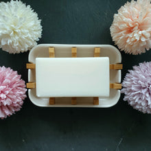 Lade das Bild in den Galerie-Viewer, Rechteckige, weiße Seifenschale mit Bambuseinsatz, darauf ein weißes Seifenstück, umgeben von vier bunten, kugeligen Blumen.