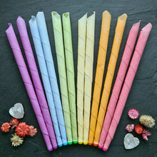 Lade das Bild in den Galerie-Viewer, Zwölf Fragantura Ohrenkerzen, angeordnet wie bei einem Regenbogen, seitlich Dekoherzen und Trockenblumen.