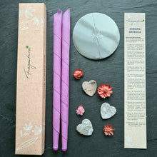 Lade das Bild in den Galerie-Viewer, Zwei lila Fragantura Ohrenkerzen mit Metallscheibe, Anwendungsschritt und Herzblumendeko.