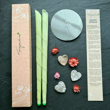 Lade das Bild in den Galerie-Viewer, Zwei grüne Fragantura Ohrenkerzen, Metallplatte, Anwendungshinweis und Dekoblumen auf Schiefer.