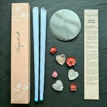 Lade das Bild in den Galerie-Viewer, Zwei hellblaue Fragantura Ohrenkerzen samt Zubehör, Anleitung und Dekoherzen.