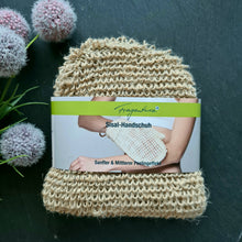 Lade das Bild in den Galerie-Viewer, Ein verpackter Sisal-Handschuh der Marke Fragantura mit Banderole. Auf der Banderole ist eine Frau abgebildet, die sich mit dem Handschuh am Arm peelt. Drumherum dekorative, runde Blüten in zarten Farben.