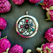 Lade das Bild in den Galerie-Viewer, Großes rundes Aromamedaillon mit filigranem Mandala-Muster, besetzt mit sieben bunten Kristallen auf weißem Filzeinsatz, umrahmt von pinken Trockenblüten.