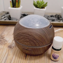 Laden und Abspielen von Videos im Galerie-Viewer, Aromadiffusor in Holzoptik mit wechselnder Beleuchtung und sichtbarem Dampfausstoß. Keine gesprochene Sprache.