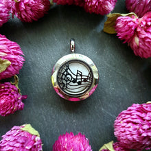 Lade das Bild in den Galerie-Viewer, Aromamedaillon mit musikalischem Motiv – Notenschlüssel und Noten – auf weißem Hintergrund und pinken Trockenblüten