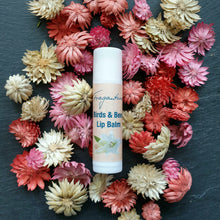 Lade das Bild in den Galerie-Viewer, Ein Lippenpflegestifte von Fragantura, mit dem Namen "Birds & Bees Lip Balm". Der Stift ist mittig platziert auf dekorativen Trockenblumen, welche auf einem dunklem Hintergrund liegen.