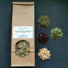 Lade das Bild in den Galerie-Viewer, Packung „Fühl dich leicht-Kräutertee“ von Fragantura steht mittig. Rundherum angeordnet sind die einzelnen Zutaten als kleine Häufchen: Bohnenschalen, Schachtelhalm, Hibiskusblüten, Birkenblätter.