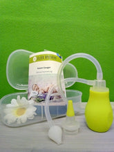 Lade das Bild in den Galerie-Viewer, Nasensauger-Set mit grünem Pumpball und durchsichtigem Schlauch, stehend vor einer geöffneten Kunststoffbox mit weißer Kunstblume und Gebrauchsanleitung der Lilien Apotheke. Im Vordergrund ein gelber Aufsatz mit weißem Adapter. Auf der Anleitung ist ein schlafendes Baby zu sehen. Hintergrund ist eine grüne Wand, Untergrund eine helle Holzplatte.