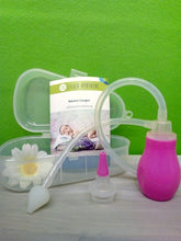 Lade das Bild in den Galerie-Viewer, Nasensauger-Set in transparenter Kunststoffbox, geöffnet. Im Vordergrund ein rosa Nasensauger mit weichem Pumpball, transparentem Schlauch und weißem Mundstück, daneben ein rosafarbener Aufsatz. Dahinter eine Gebrauchsanleitung der Lilien Apotheke mit einem Foto eines schlafenden Babys. Links in der Box eine weiße künstliche Blume. Hintergrund ist eine grüne Wand.