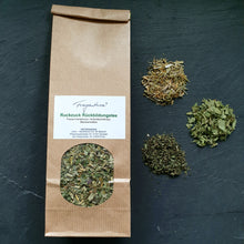 Lade das Bild in den Galerie-Viewer, Geöffnete Packung "Ruckzuck Rückbildungstee" mit getrocknetem Tee darin; rechts daneben drei kleine Häufchen der enthaltenen Kräuter sortiert auf dunklem Untergrund.