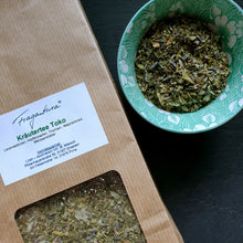 Lade das Bild in den Galerie-Viewer, Braune Teetüte mit Sichtfenster und grün bedrucktem Etikett „Kräutertee Toko“. Neben der Tüte eine grüne Porzellanschale mit getrocknetem Kräutertee.