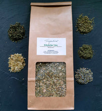 Lade das Bild in den Galerie-Viewer, Teetüte mittig arrangiert, umgeben von Häufchen einzelner Teezutaten: Lavendelblüten, Hopfenzapfen, Thymian, Majoran, Melissenblätter.